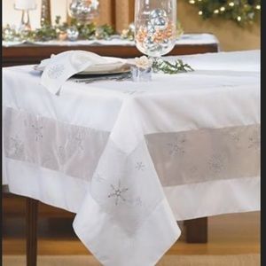 Homewear Winter Wonderland easy care embroidered tablecloth